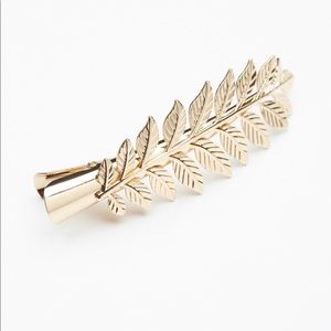 Free People Leaf Alligator Clip in Gold